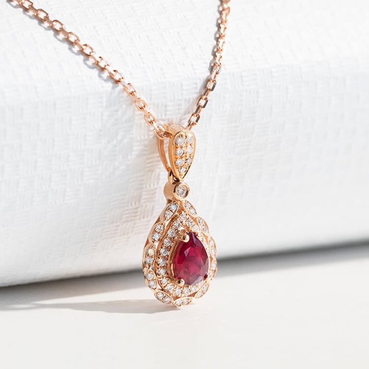 Zlatý rubínový prívesok s diamantmi Chailei 114359