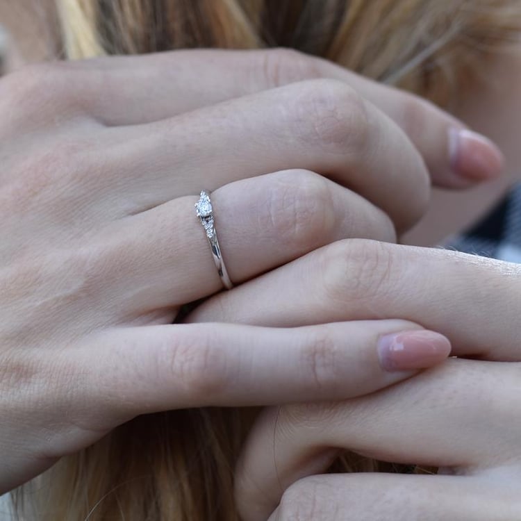 Strieborný prsteň s postrannými lab-grown diamantmi Vertmi 104488