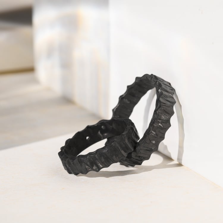 Karbónové snubné prstene s nerovným povrchom a diamantom Atticus 140215