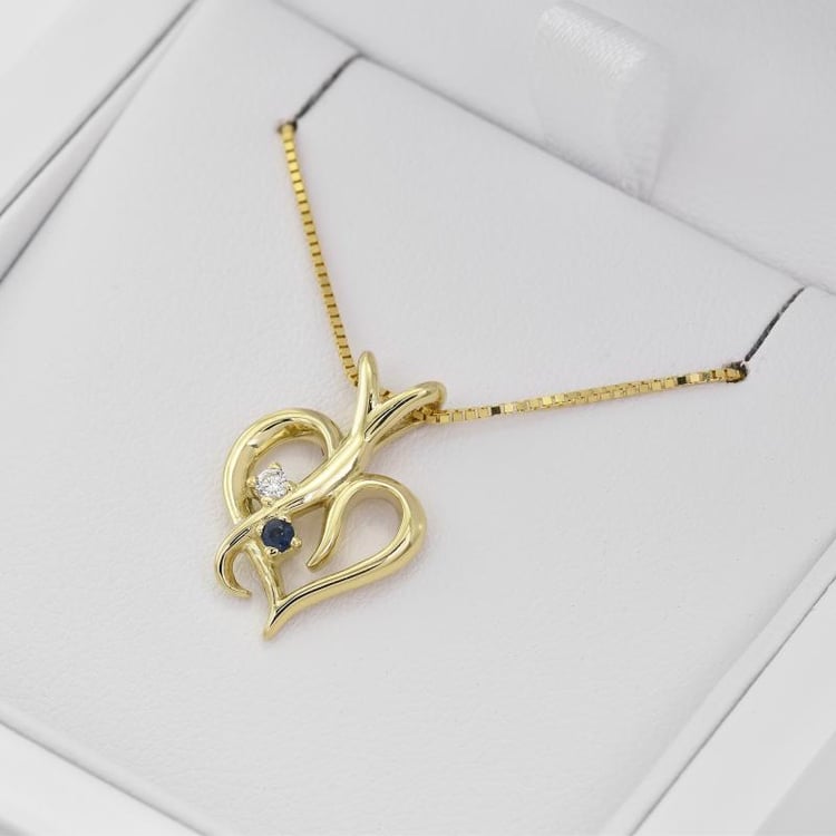 Strieborný prívesok v tvare srdca so zafírom a diamantom Elyzza 103298