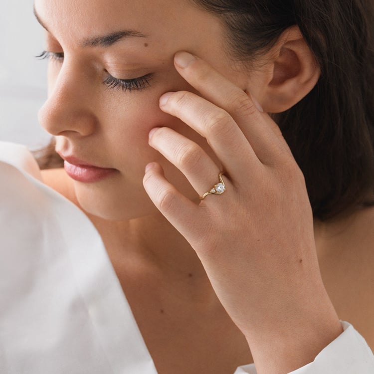 Vlnitý zásnubný prsteň s round moissanitom Debora 155011