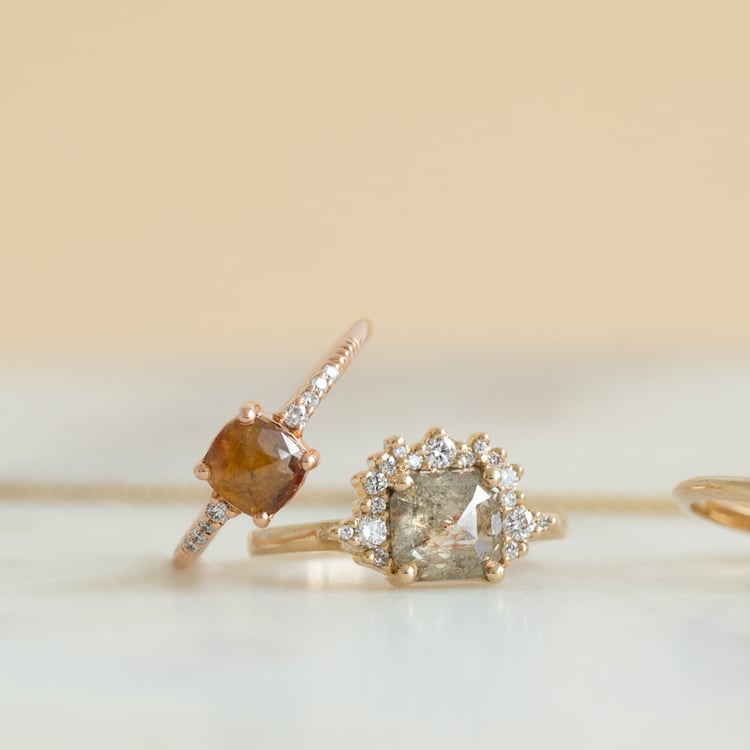 Prsteň so salt and pepper diamantom a lab-grown diamantmi Embla 124795