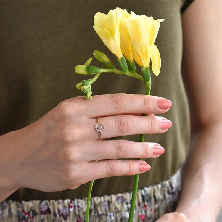 zásnubný prsteň so svetlo ružovým diamantom 82539