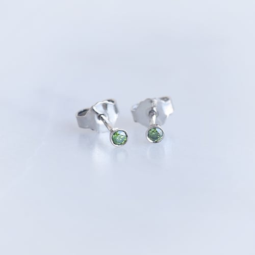 Strieborné minimalistické bezel náušnice so zelenými diamantmi Viosa