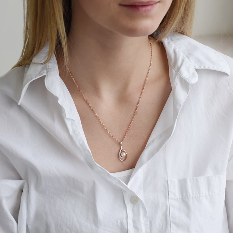 Strieborný prívesok s perlou a zirkónmi 90804