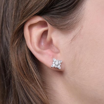 Diamantové kvety v zlatých náušniciach Emely