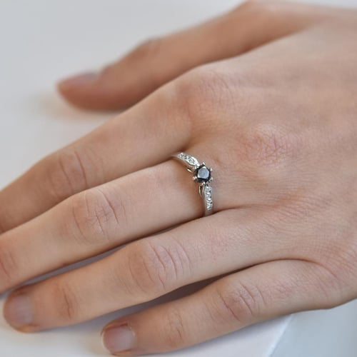 Zásnubný prsteň s čiernym diamantom Cletia
