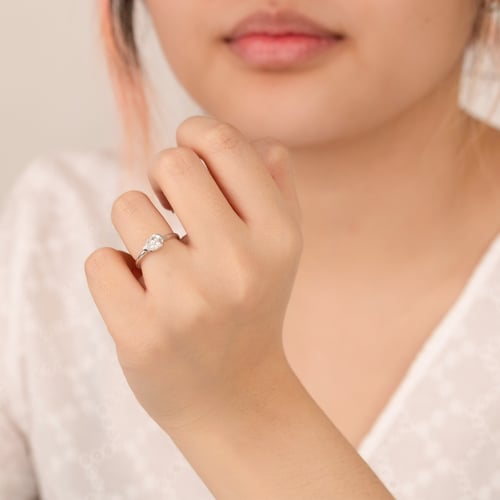 Zásnubný prsteň s half-bezel pear diamantom Timarete