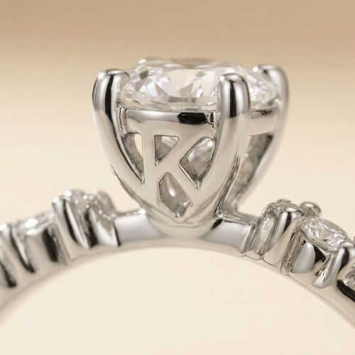 Zásnubný prsteň s výberom písmen a diamantmi Carina