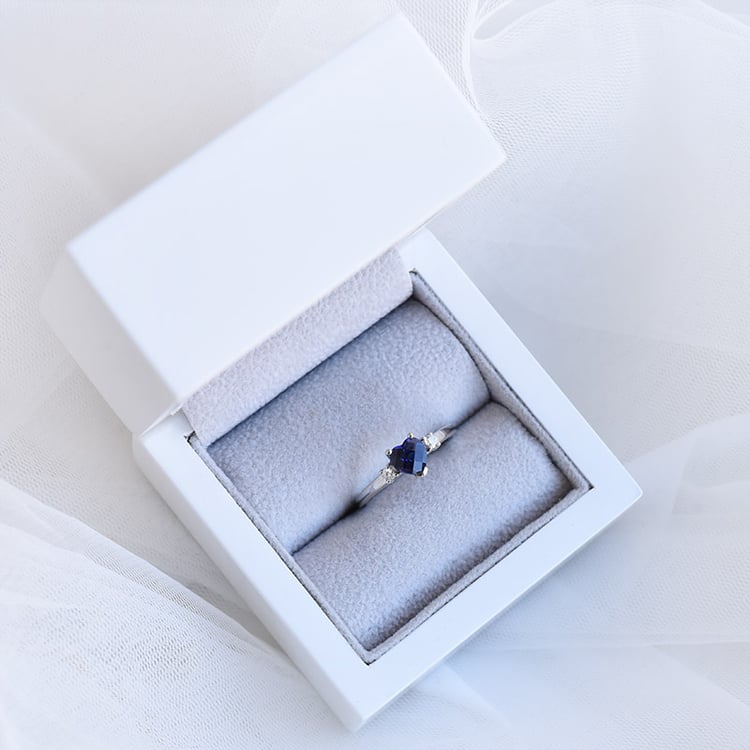 Sdce v pôvabnom zlatom prsteni s diamantmi 93705