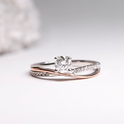 Atypický zásnubný prsteň s postrannými diamantmi Haearn