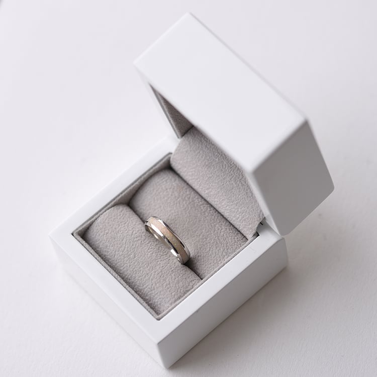 Prsteň s bielou opálovou výplňou 63344