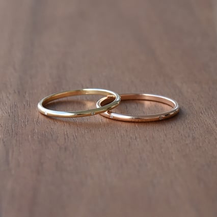 Minimalistický prsteň s lab-grown diamantmi a pánský komfortný prsteň Britta