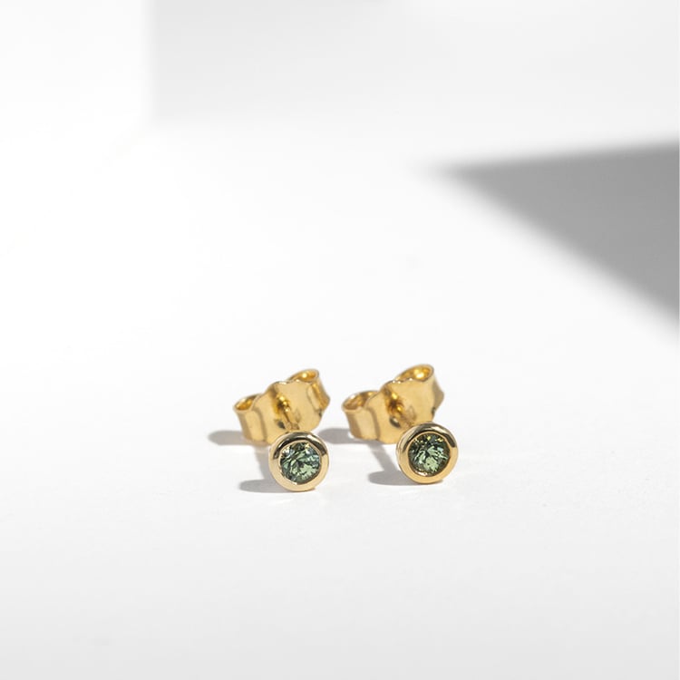 Minimalistické bezel náušnice so zelenými zafírmi Viosa 125532