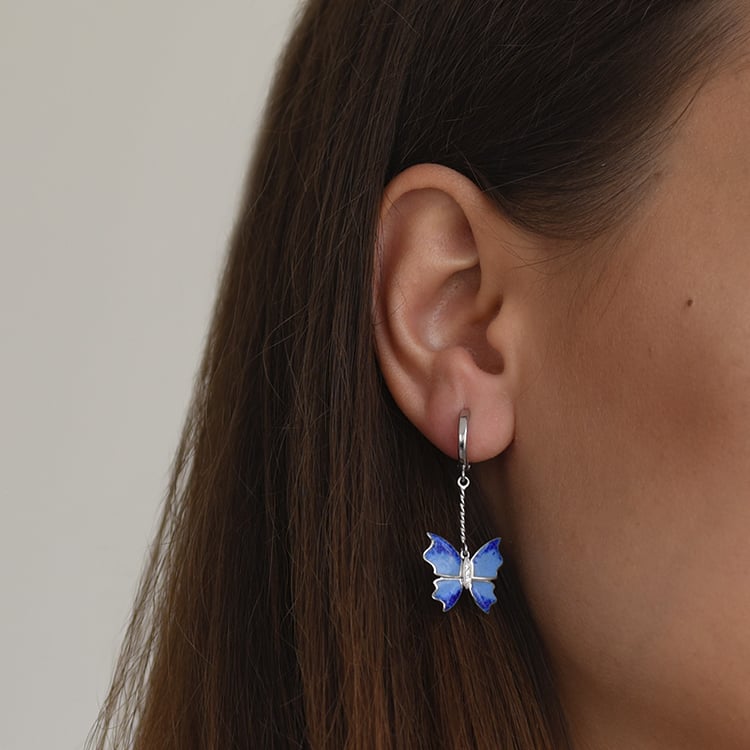 Strieborné visiace náušnice s enamelovými motýliky 64000