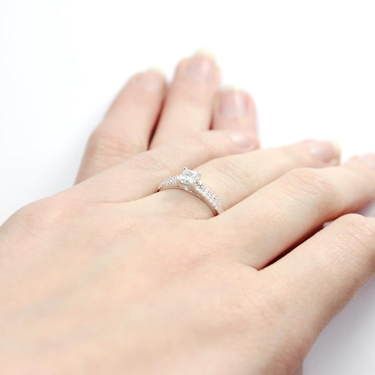 Zlatý zásnubný vintage prsteň s diamantmi na ruke Denette 5111