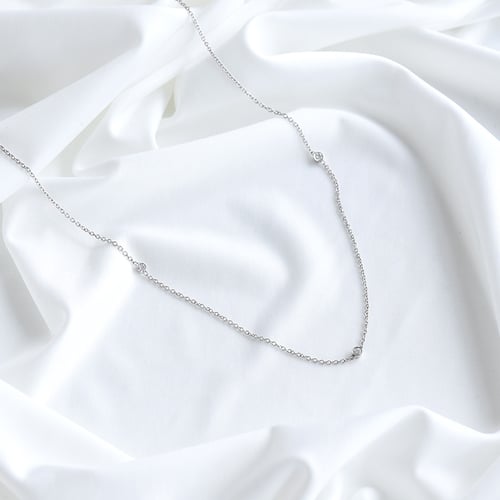 Jemný zlatý náhrdelník s tromi diamantmi Gisila