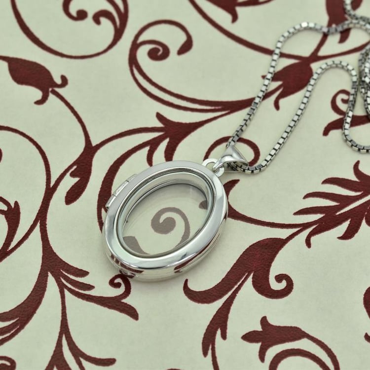 Strieborný medailón s priehľadným vnútrom 25931