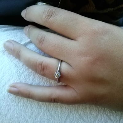 Platinový zásnubný prsteň s diamantom 