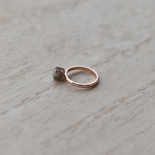 Zlatý prsteň s nebrúseným diamantom Rajani