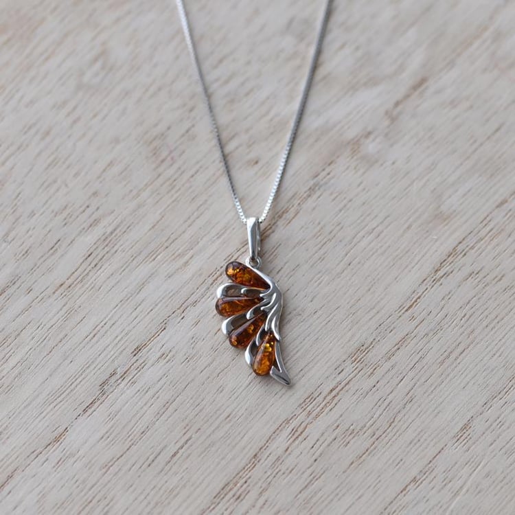 Anjelské krídlo v strieborném prívesku 52060