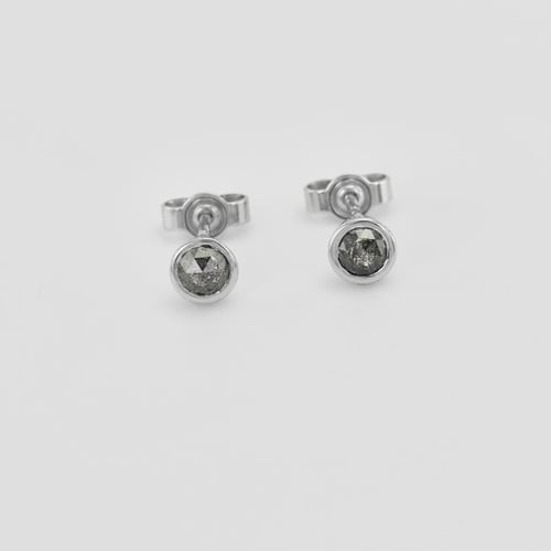 Zlaté bezel náušnice s 0.52ct salt and pepper diamantmi Aiman