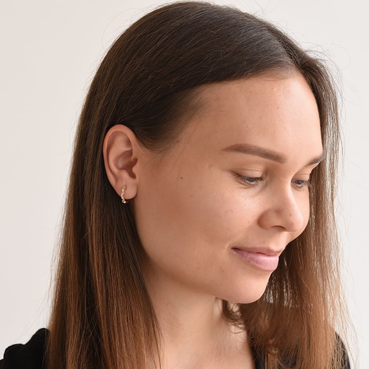 Biele diamanty v zlatých náušniciach 63050