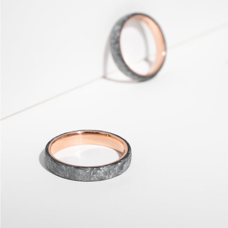 Mierne zaoblené snubné prstene z karbónu a zlata s diamantmi Otis 124582