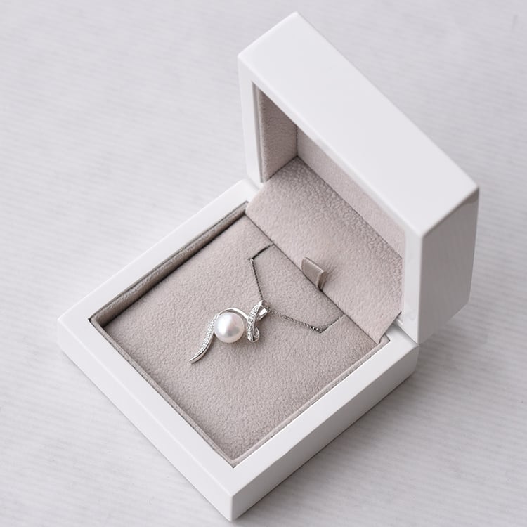 Prívesok s perlou a diamantmi Bertha 135914