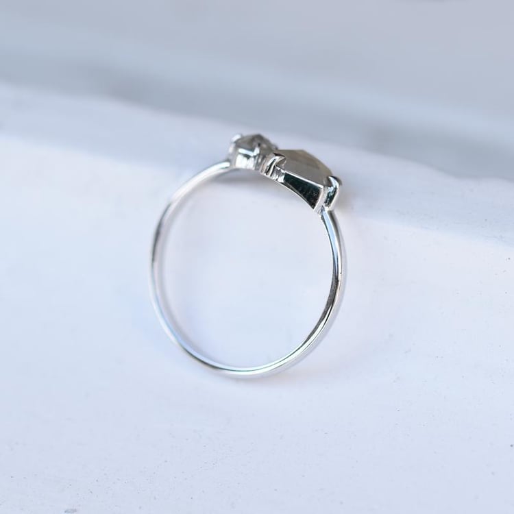 Zlatý prsteň se sivými diamantmi 48997