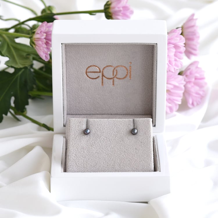 Minimalistické náušnice s čiernymi perlami zo striebra 83232