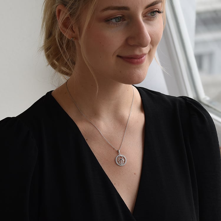 Zafírový náhrdelník v tvare ruky 70155