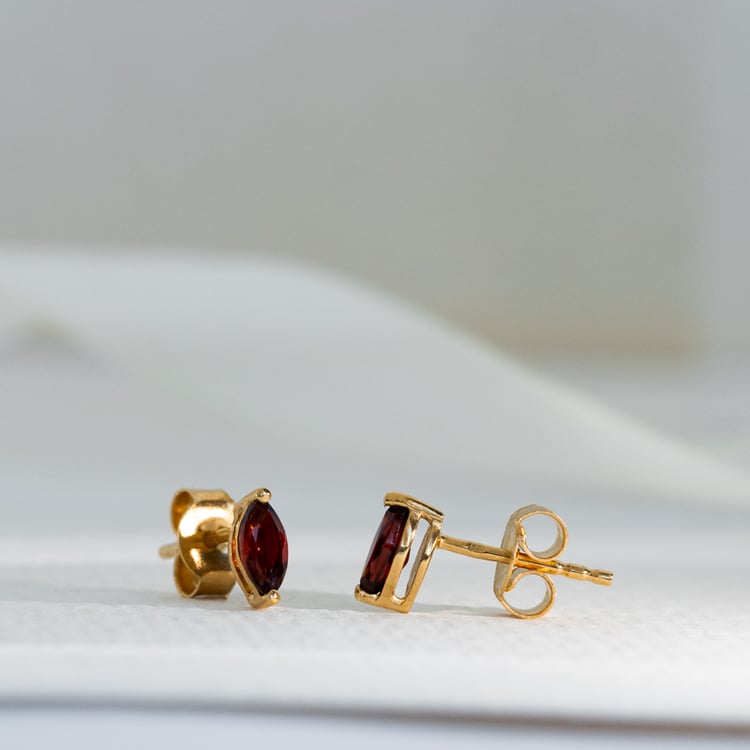 Minimalistické strieborné náušnice s granátmi Sistine 118763