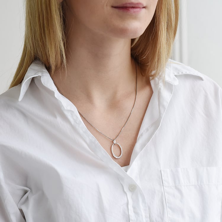 Strieborný oválny prívesok so zirkónmi 90741