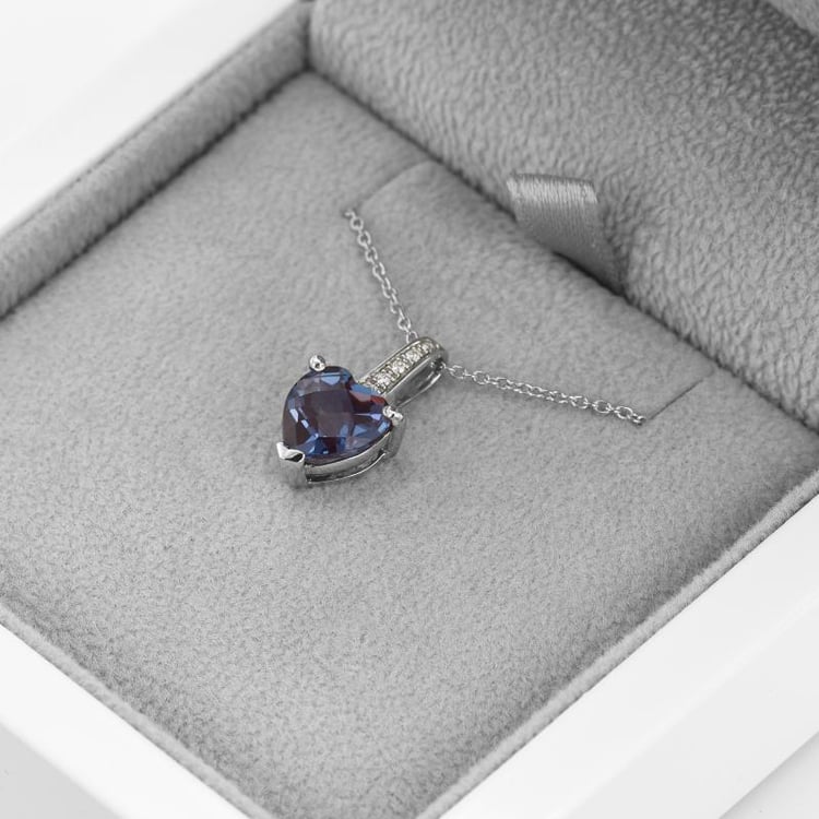 Prívesok v tvare srdca s alexandritom a diamantmi 47260