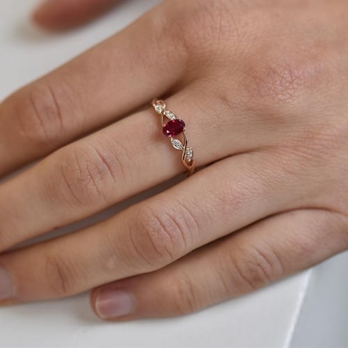 Zlatý rubínový prsteň s diamantmi Brielly