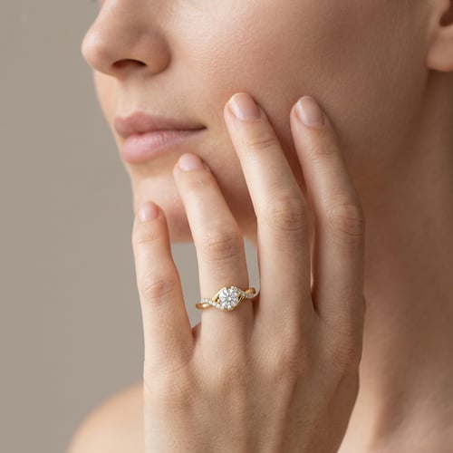 Zásnubný prsteň s postrannými diamantmi Norbu