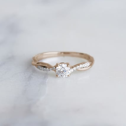 Zásnubný prepletaný prsteň z orieškového zlata s postrannými diamantmi Aliye