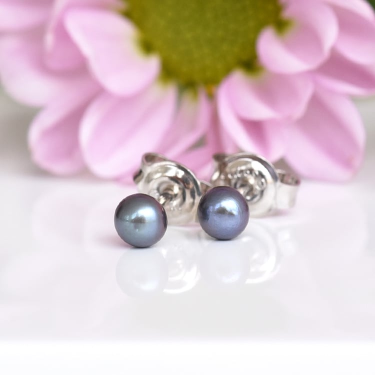 Minimalistické náušnice s čiernymi perlami 83230