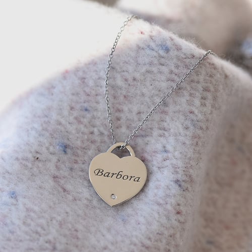 Zlatý prívesok v tvare srdca s diamantom a gravírom Finke