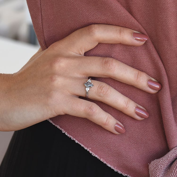 Unikátny prsteň z bieleho zlata sa salt and pepper diamantom 67498