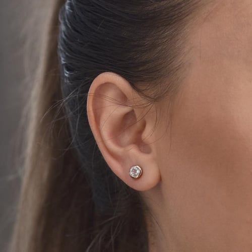 Bezel náušnice s bielymi topásmi Sontre