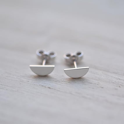 Minimalistické zlaté náušnice v tvare polmesiaca Eastra