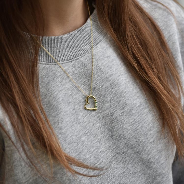 Strieborný prívesok srdce so smaragdmi a diamantom Janey 103573