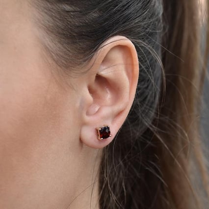 Zlaté náušnice s cushion granátmi Chelsyna