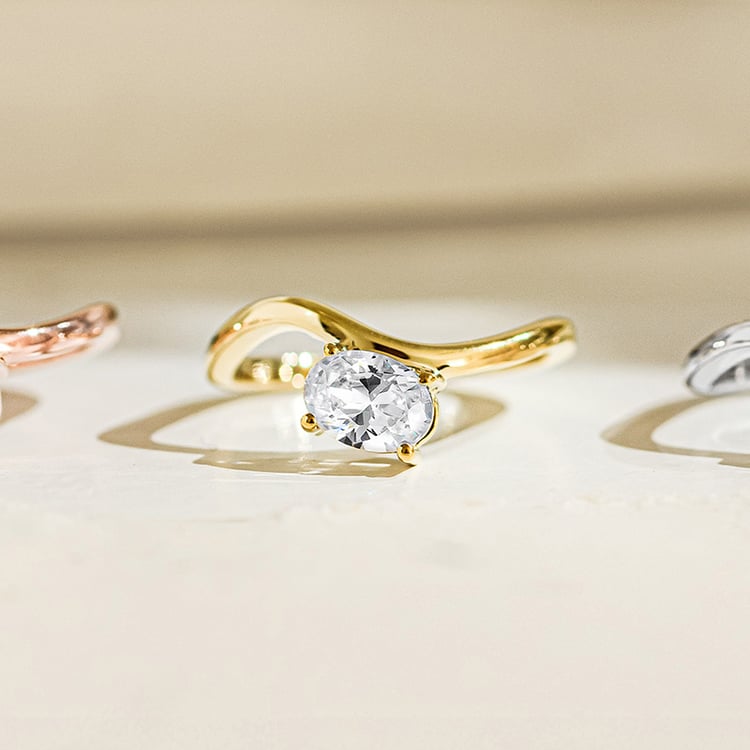 Zásnubný prsteň s oválnym moissanitom 154807