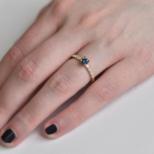 Zásnubný prsteň s modrým diamantom Mae