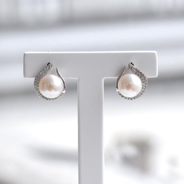  Strieborné náušnice s perlou a postrannými zirkónmi 78121