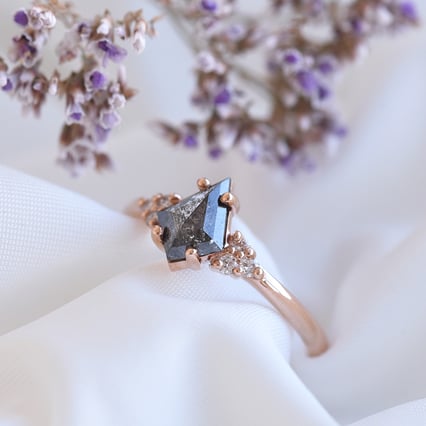 Jedinečný prsteň so salt and pepper diamantom Juno