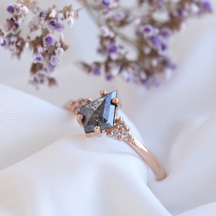 Jedinečný prsteň so salt and pepper diamantom zo zlata 80951